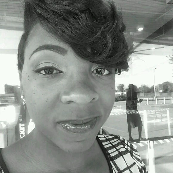 Profile Picture of Ruthel Boothe (@nashanell1991) on Poshmark