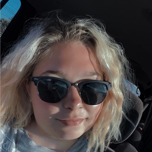 Profile Picture of Larkin Thomas (@larkin_thomas) on Poshmark