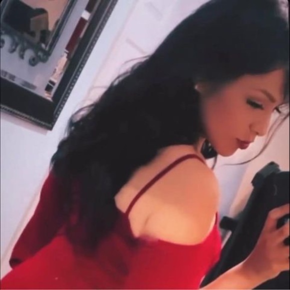 Profile Picture of Bianca Navarro (@navarro_o) on Poshmark