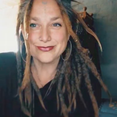 Profile Picture of Julie Loomer (@JulieLoomer) on Twitter