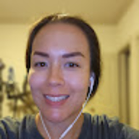 Profile Picture of Laura Caflisch (@laura_caflisch) on Poshmark