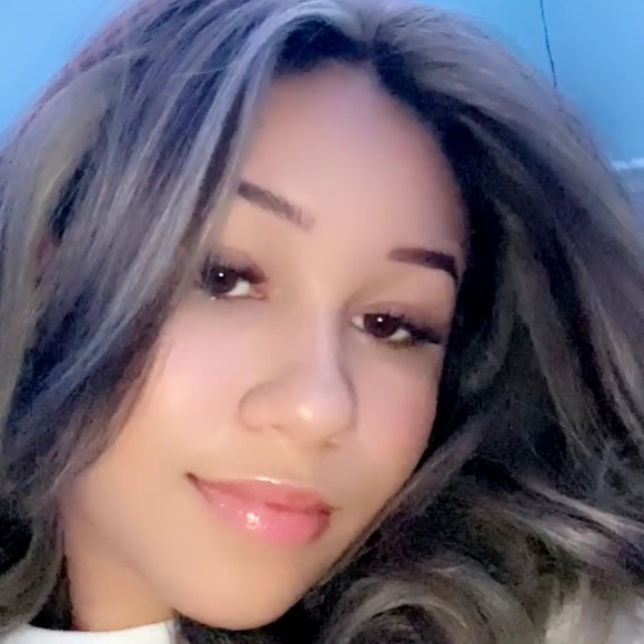 Profile Picture of Katelyn Gibbons (@gibbonskat) on Poshmark