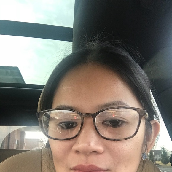 Profile Picture of Janelle Relis (@appleposh1) on Poshmark