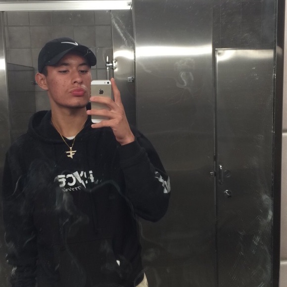 Profile Picture of Antonio Ayala (@antonioayala26) on Poshmark