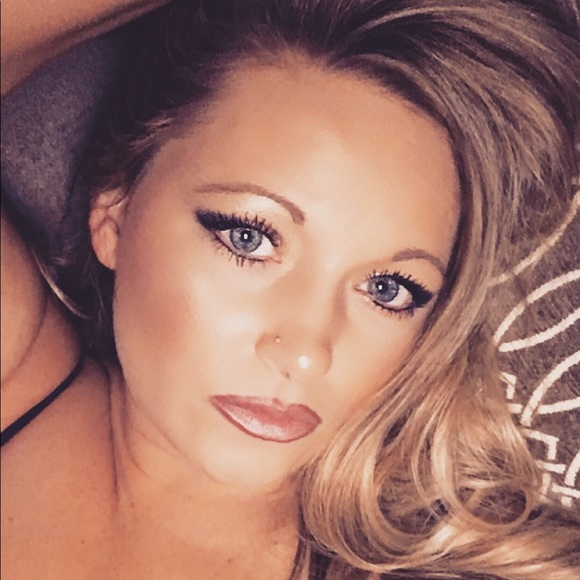 Profile Picture of Dannielle Moore (@deedee8265) on Poshmark