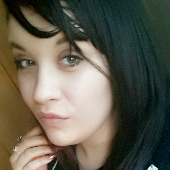 Profile Picture of Andrea Yoho (@drizzy4543) on Poshmark