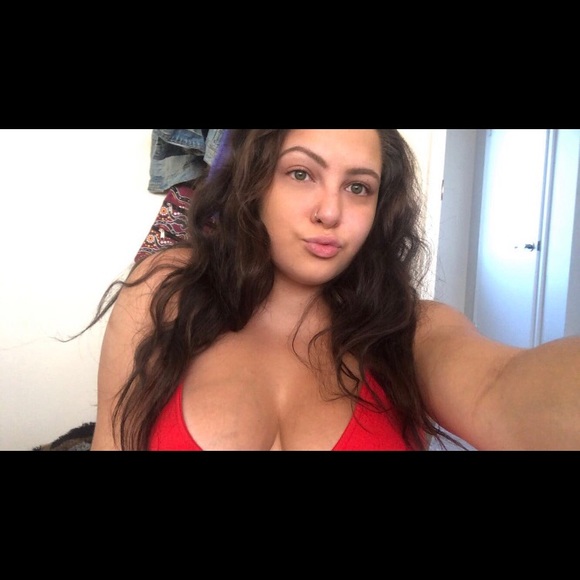 Profile Picture of Sam Cunningham (@saamcunningham) on Poshmark