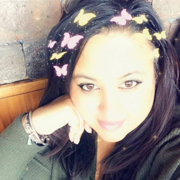 Profile Picture of Shanaz Khan (@shanazk24) on Poshmark