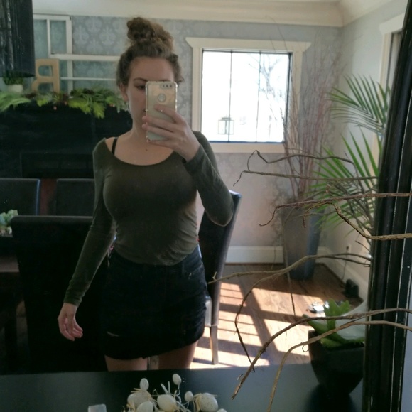 Profile Picture of Elise Boswinkel (@__elisebos) on Poshmark