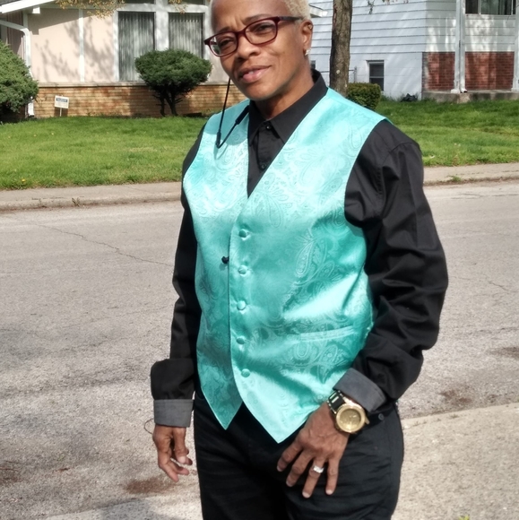 Profile Picture of Rhonda Barber (@rhondabarber83) on Poshmark