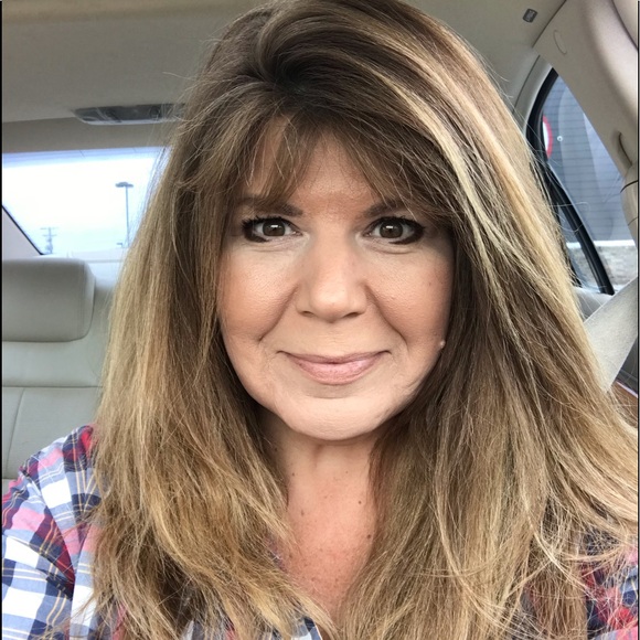 Profile Picture of Kelly Dewberry (@kelly_dewberry) on Poshmark