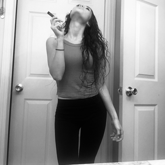 Profile Picture of Alexina Hazeltine (@alexinahazeltin) on Poshmark