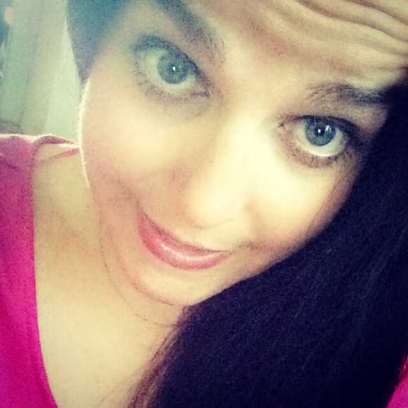 Profile Picture of Andrea Corr (@andreaal21) on Poshmark