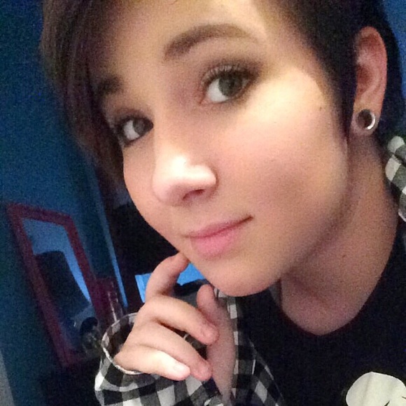 Profile Picture of Raven Trainor (@raven1106) on Poshmark