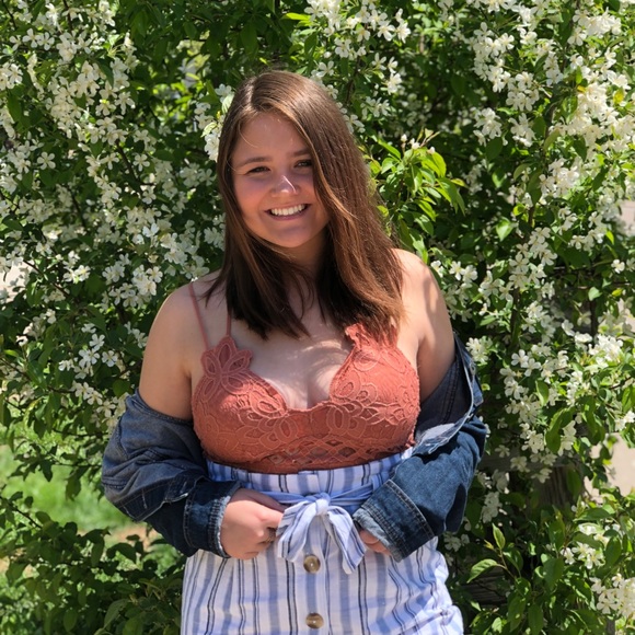 Profile Picture of Lena Sims (@lenasims4) on Poshmark