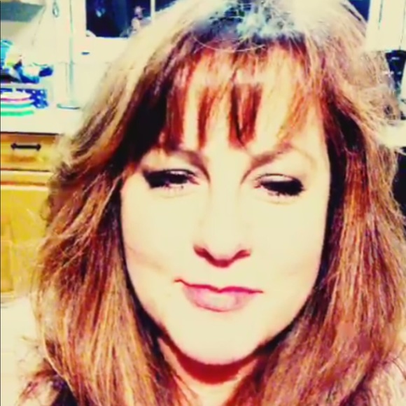 Profile Picture of Deana Portlock (@deedee2055) on Poshmark