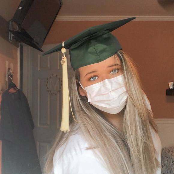 Profile Picture of Meredith Van (@mannie15) on Poshmark