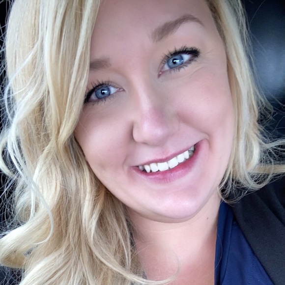 Profile Picture of Lexi Steinmueller (@lexianne293) on Poshmark