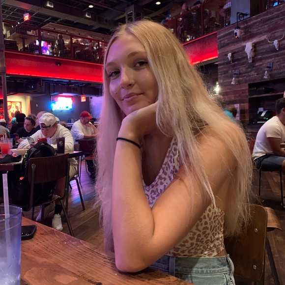 Profile Picture of Summer Blouch (@summerblouch) on Poshmark