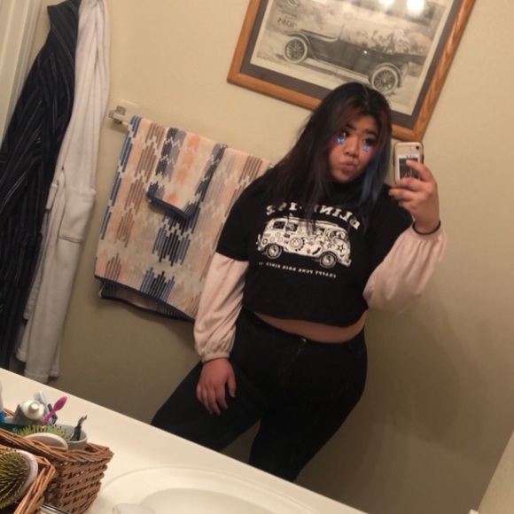 Profile Picture of Rozy Chaleunsouck (@rozychale) on Poshmark