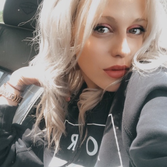 Profile Picture of Ashley Burnside (@ashley_burnside) on Poshmark