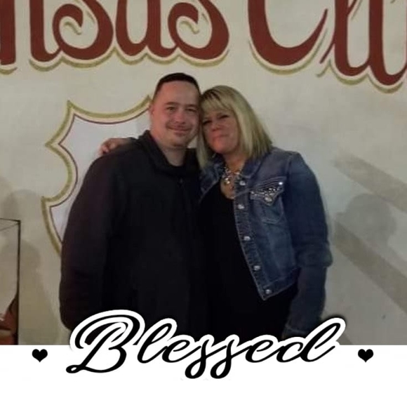 Liz Centamore - Poshmark Profile Picture of Liz Centamore (@lizsalnicky) on Poshmark