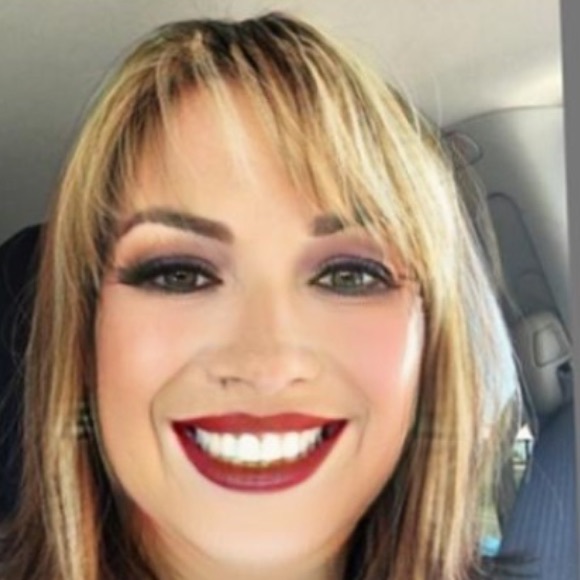 Profile Picture of Debbie Clifford (@chexydiva) on Poshmark
