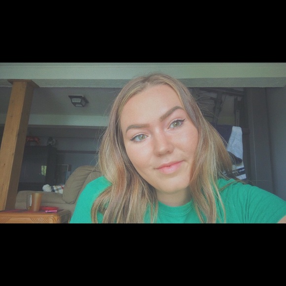Profile Picture of Hailee Lundmark (@haileelundmark) on Poshmark