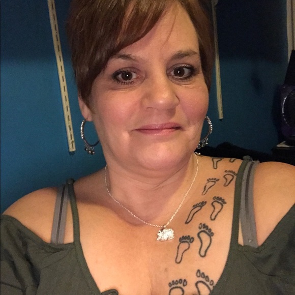 Profile Picture of Belinda Altadonna (@altadonnab) on Poshmark