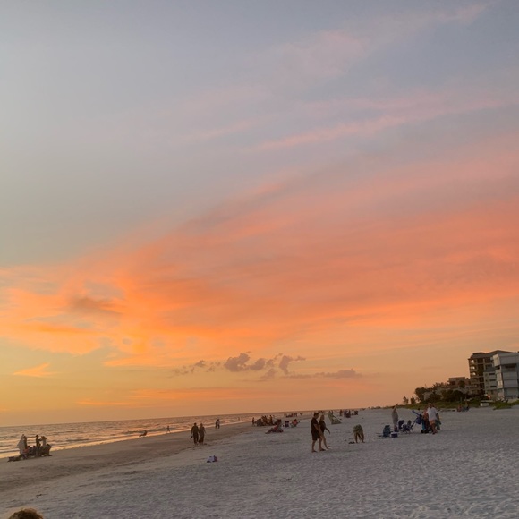 Profile Picture of Dana Endsley (@danaendsley) on Poshmark