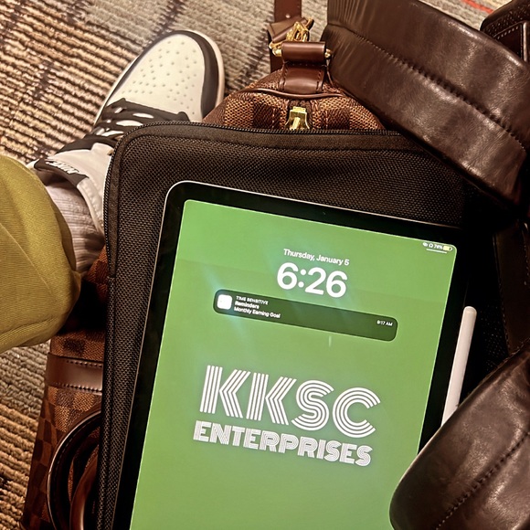 Profile Picture of Aaron Delaney (@adotdelaney) on Poshmark