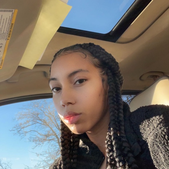 Profile Picture of Kaveona Below (@kaveona14) on Poshmark