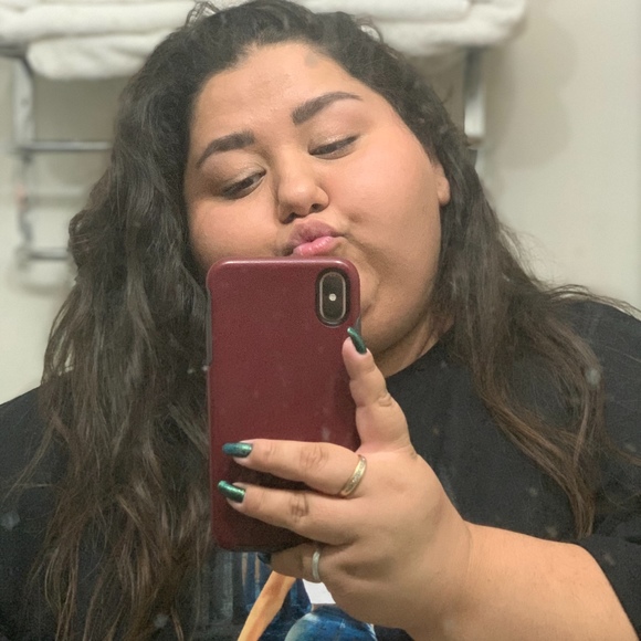 Profile Picture of Danielle Guyon (@daniellelavell) on Poshmark