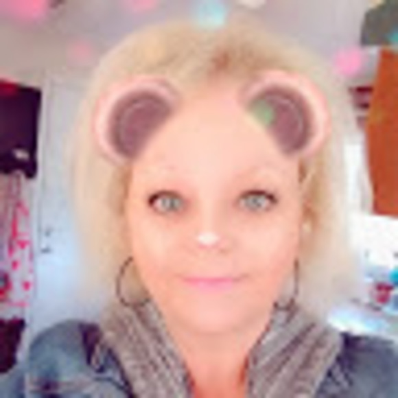 Profile Picture of Wendy Lebsack (@wendychic13) on Poshmark