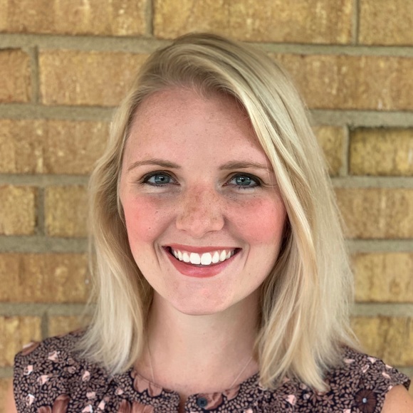 Profile Picture of Courtney Kunzelmann (@ckumzelmann) on Poshmark