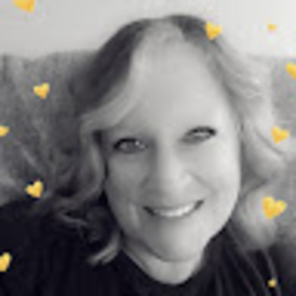 Profile Picture of Glenna Roderick (@glennaroderick) on Poshmark