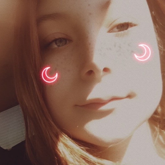 Profile Picture of Kylee Freeze (@kyleen245) on Poshmark