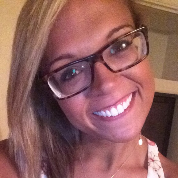 Profile Picture of Elena Ostergren (@elenao1221) on Poshmark