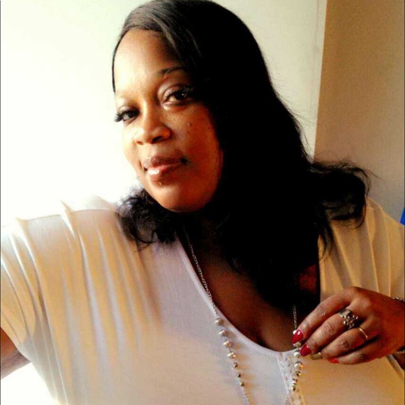 Profile Picture of Sonya Brooks (@sonyalbrooks) on Poshmark