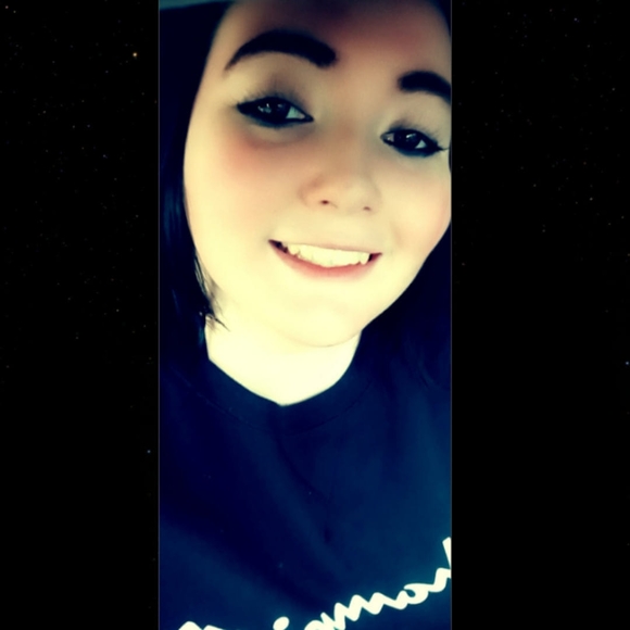 Profile Picture of Ashley Vandyke (@ashley_vandyke) on Poshmark