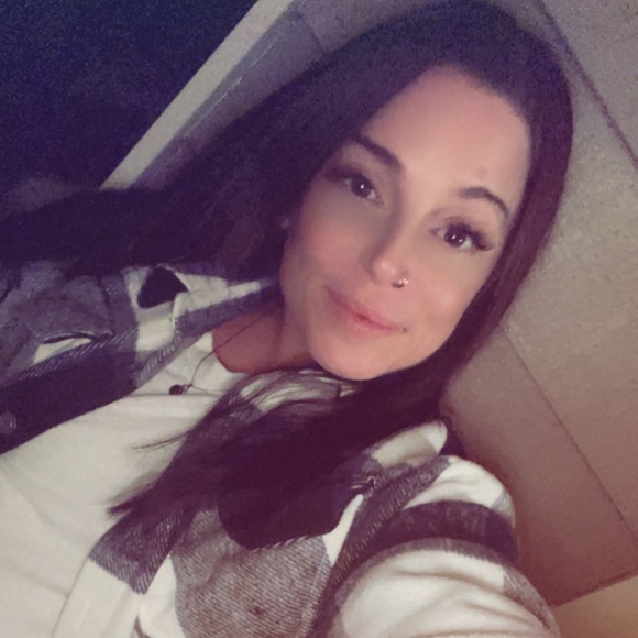 Profile Picture of Melissa Macmullin (@mmac1022) on Poshmark