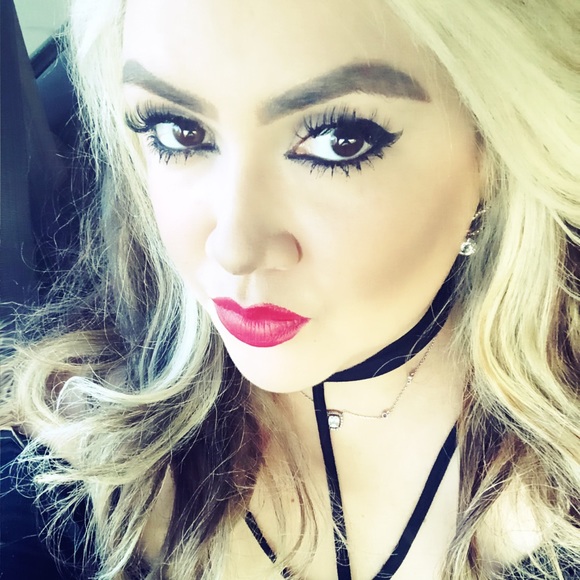 Profile Picture of Dina Lazos (@cashlazos) on Poshmark