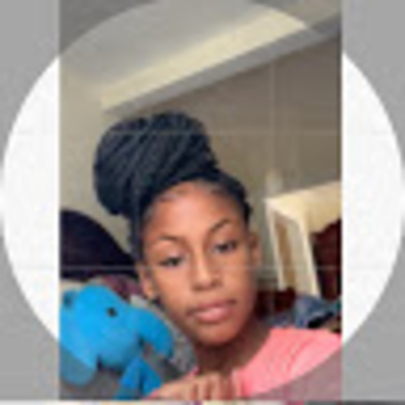 Profile Picture of Daniella Sudlow (@princessdaniv) on Poshmark