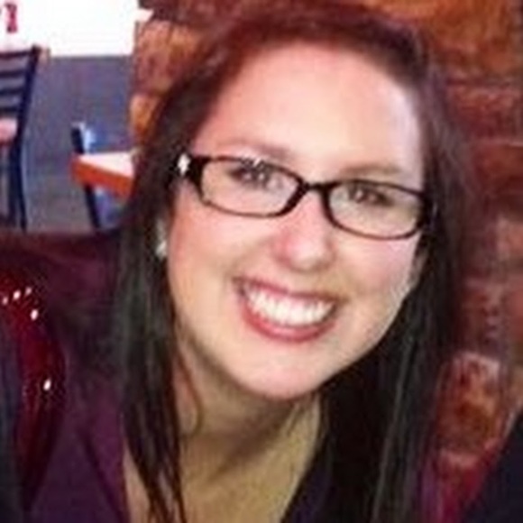 Profile Picture of Sandra Moses (@sandyloohoo117) on Poshmark