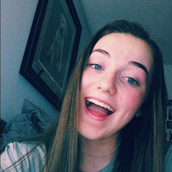 Profile Picture of Gracie Decuir (@graciedecuir) on Poshmark