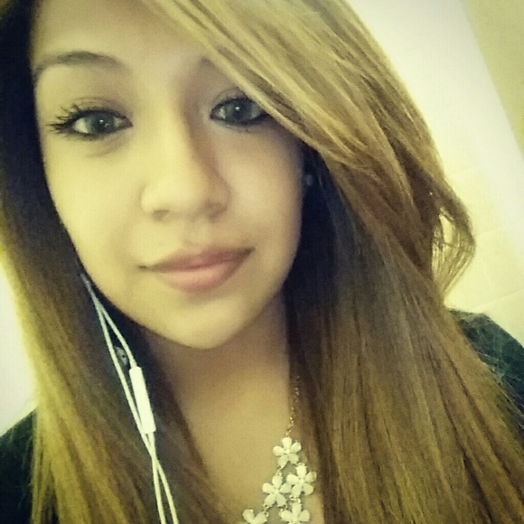 Profile Picture of Aisha Gonzalez (@obey_uhh_esha) on Poshmark