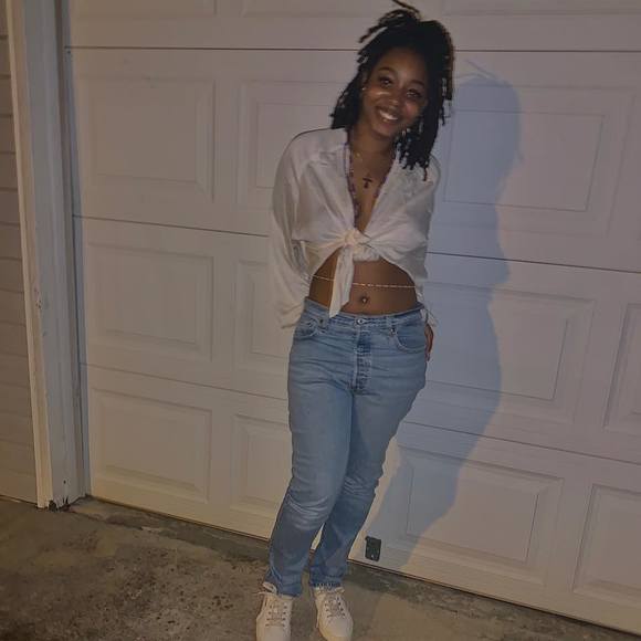 Profile Picture of Alviane Williams (@alvianewilliams) on Poshmark
