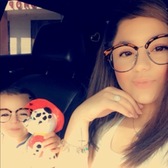 Profile Picture of Veronica Alarcon (@vralarcon) on Poshmark