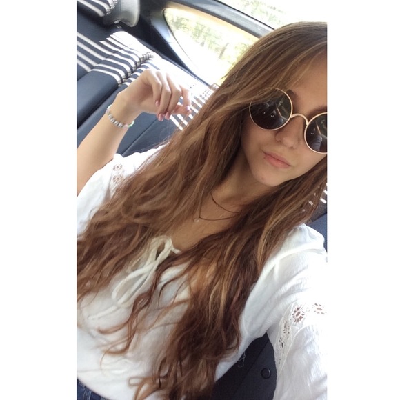 Profile Picture of Lily Beck (@lilyyrainbeck) on Poshmark