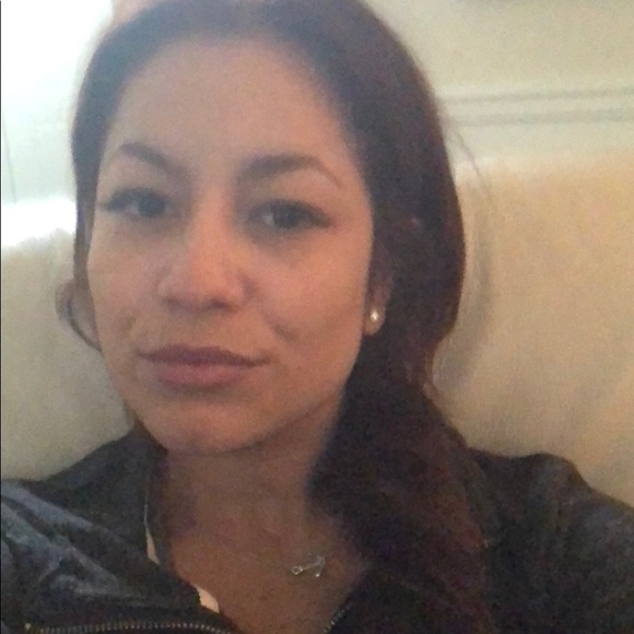 Profile Picture of Paula Gil (@pmahnich83) on Poshmark